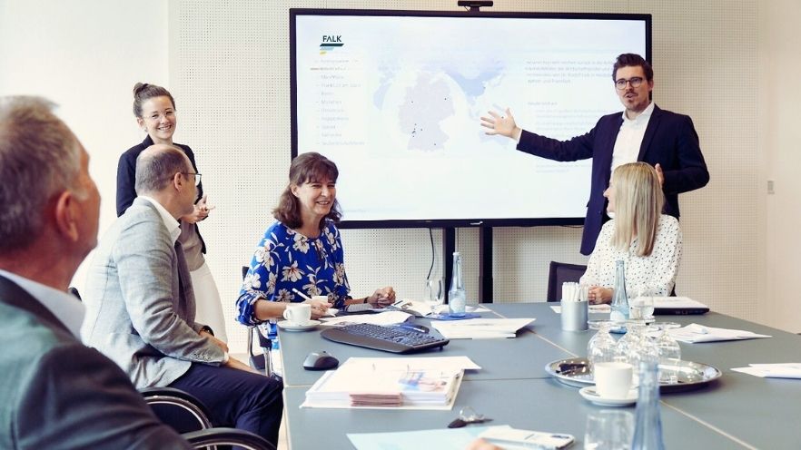 FALK Konferenzraum mit Präsentation auf TV-Gerät
